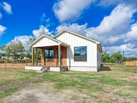 2nd image of 122 Los Fresnos Dr