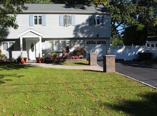 1097 Oakneck Rd, Bay Shore, NY 11706