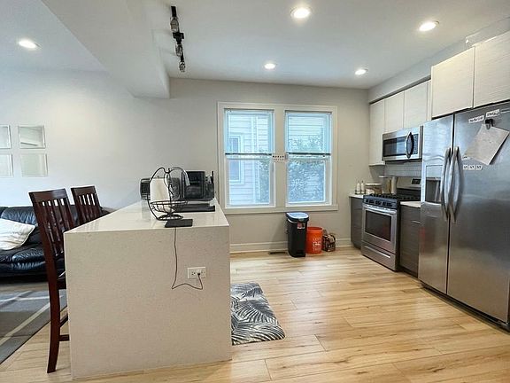 4th image of 2258 N Maplewood Ave #1