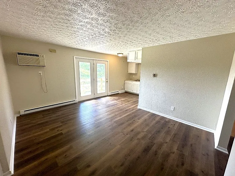 180 Manor Dr — Photo 2