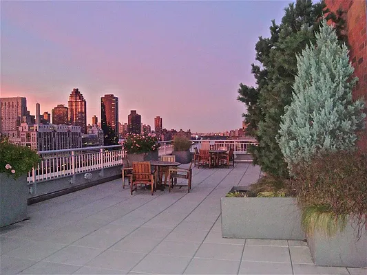 Sold by Sotheby's International Realty | media 22