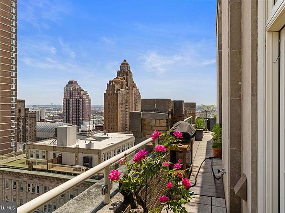 3rd image of 1601 Locust St #Penthouse 1800