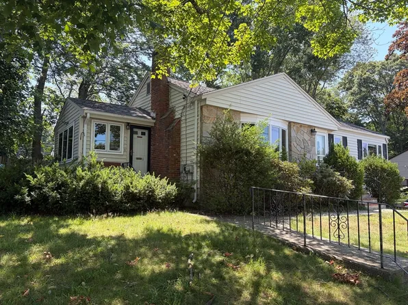 90 Westview Dr, Norwood, MA 02062
