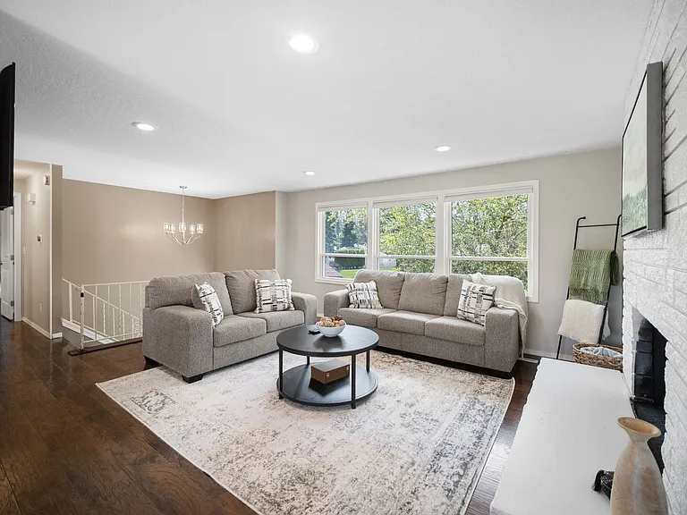 107 E Regina Ave — Photo 6