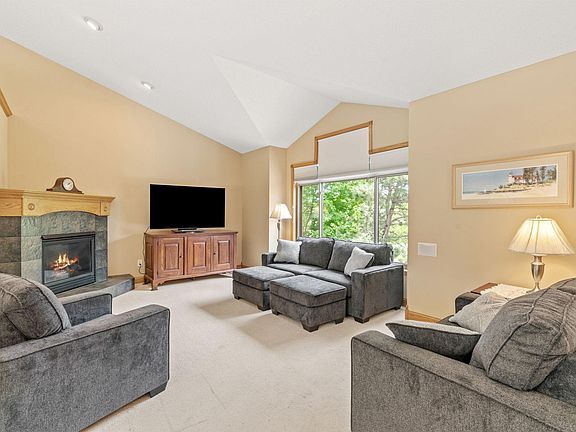 4th image of 20935 Buchanan Ct NE