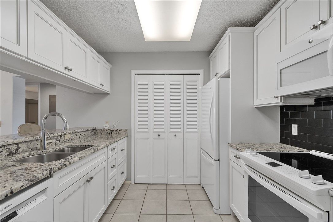 38 Plantation Dr APT 203