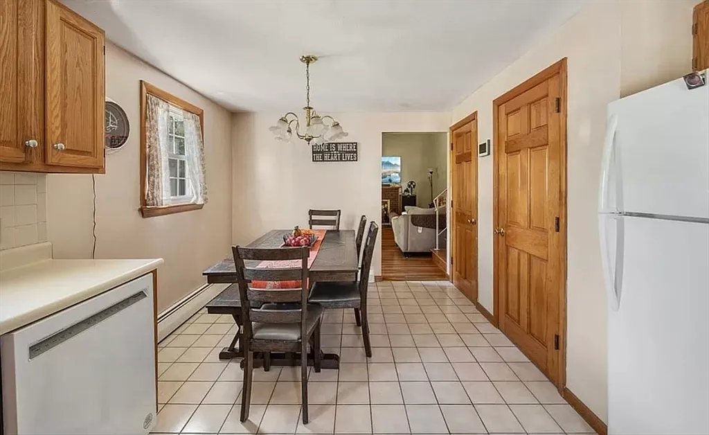 4 bed, 2.0 bath, 1399 sqft, $4,200 — Photo 3