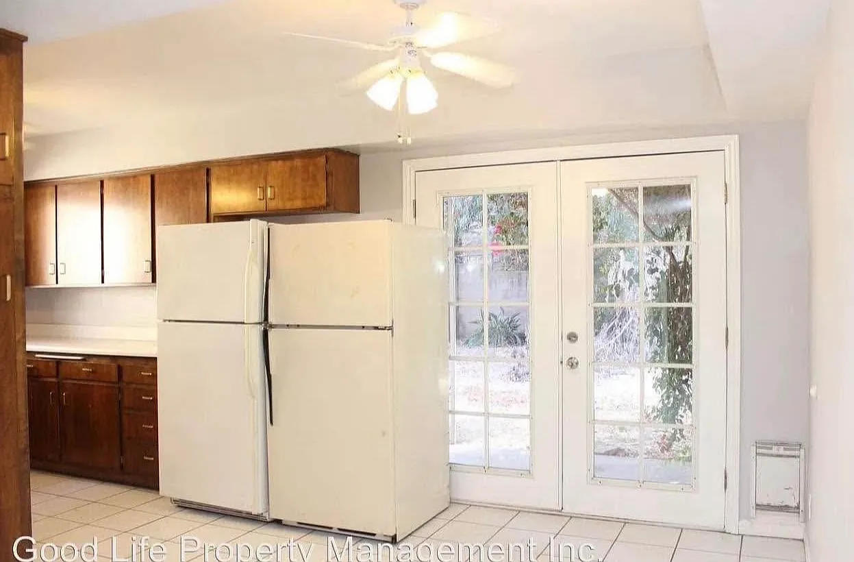 8 bed, 2304 sqft, $1,159 — Photo 3