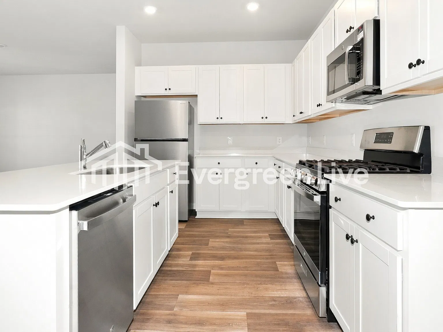 5 bed, 2.5 bath, 2359 sqft, $2,870 — Photo 4