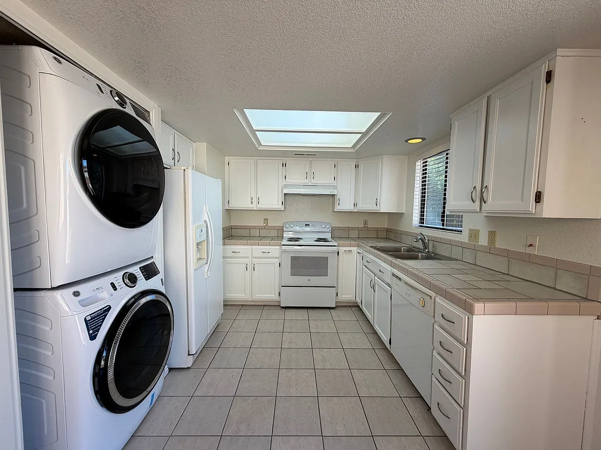 Building Photo - 585 N Westridge Dr #2