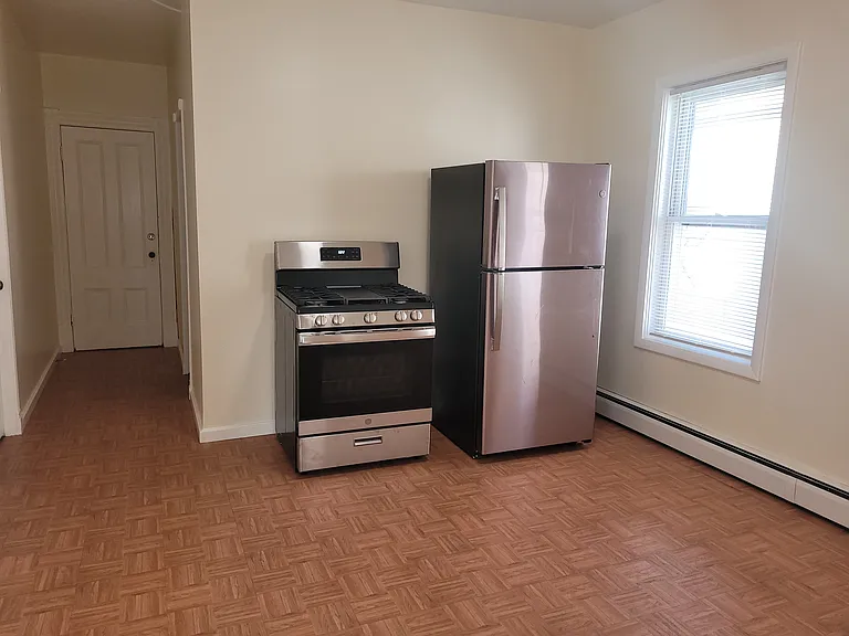 182 Pleasant St — Photo 3