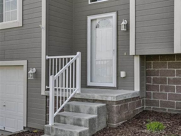 3rd image of 813 Edgewater Dr