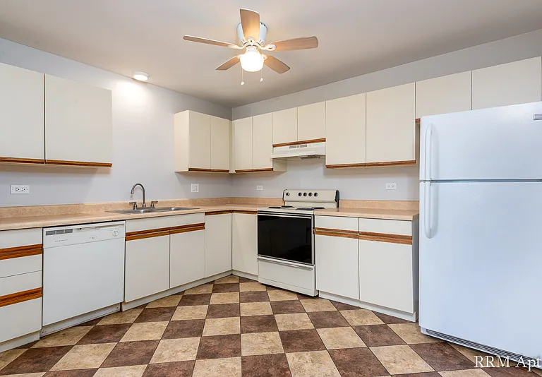 Pioneer Court Apartments — Photo 15