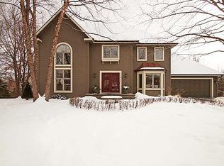 11825 Driftwood Rd, Eden Prairie, MN 55344