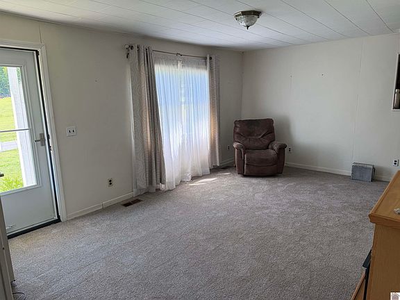 4th image of 724 Armstrong Rd