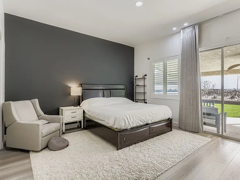 2743 Woodbine Ave — Photo 12