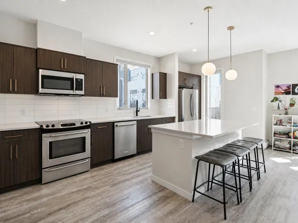 7 Westpark Cmn SW #222, Calgary, AB T3H 0Y4