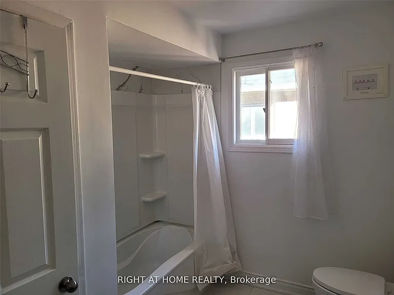 1080 Glenashton Dr #UPPER — Photo 30