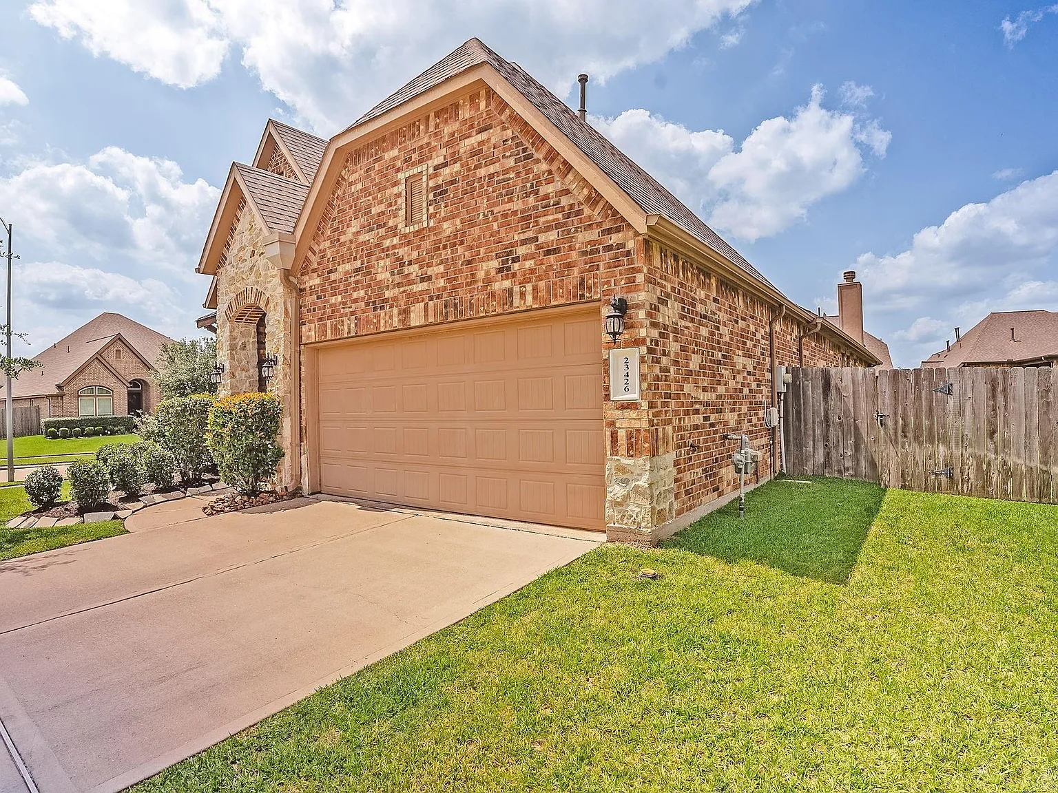 4 bed, 2.0 bath, 2007 sqft, $2,450 — Photo 2