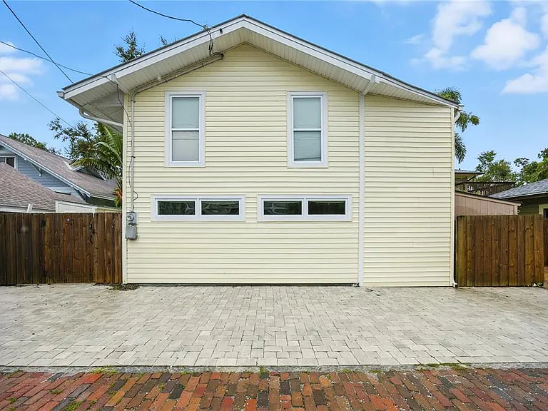 221 13th Ave NE — Photo 46