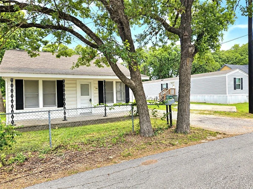3 bed, 1104 sqft, $1,350 — Photo 2