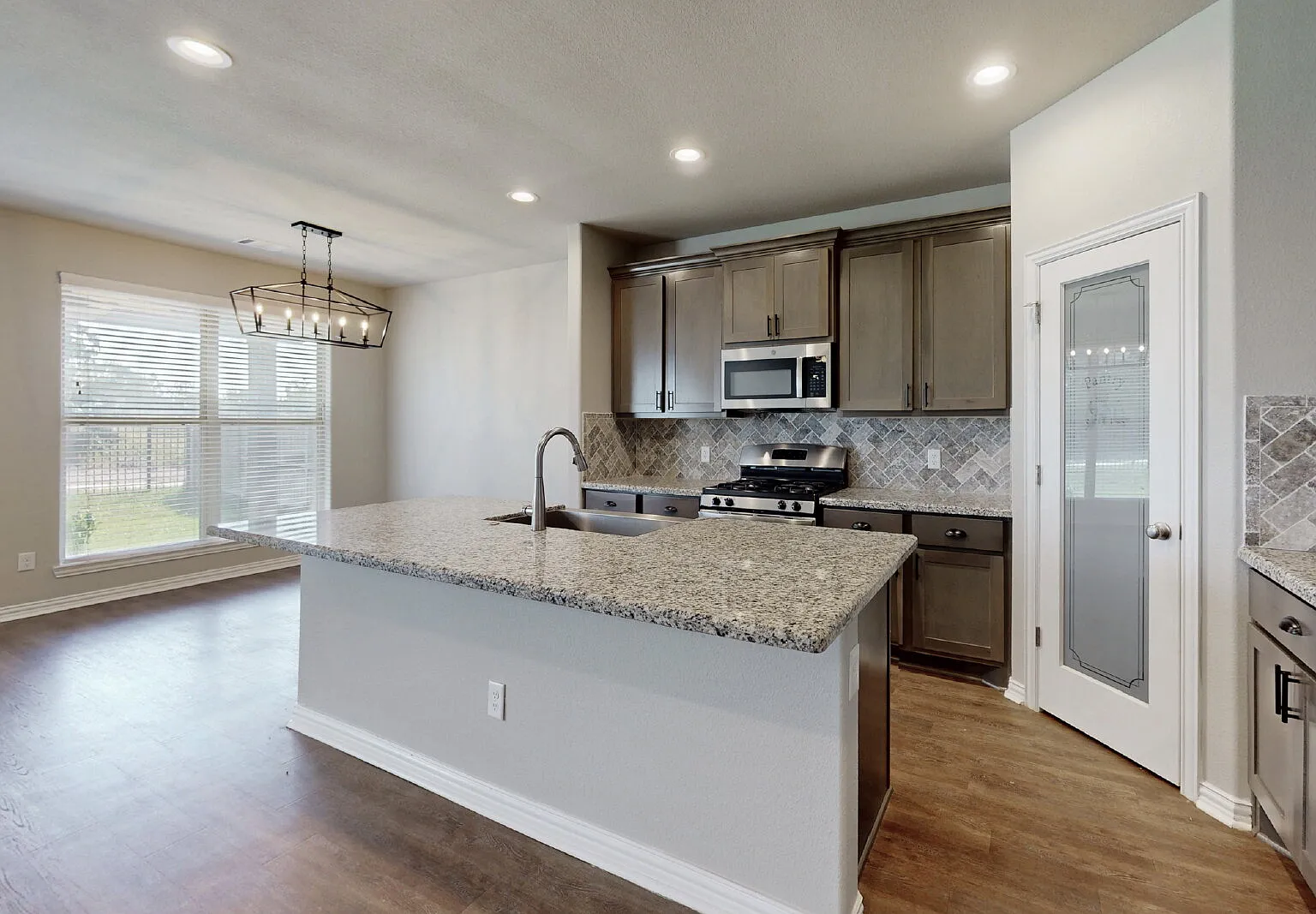 4 bed, 3.0 bath, 2075 sqft, $2,395 — Photo 4