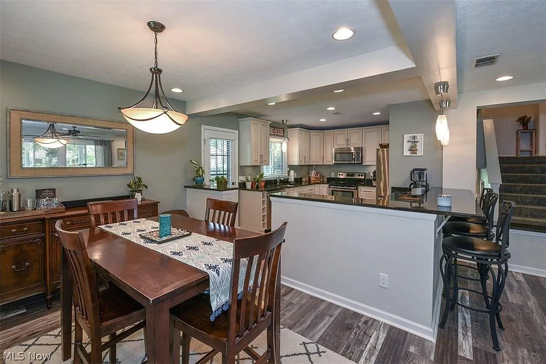 4 bed, 2600 sqft, $2,600 — Photo 4