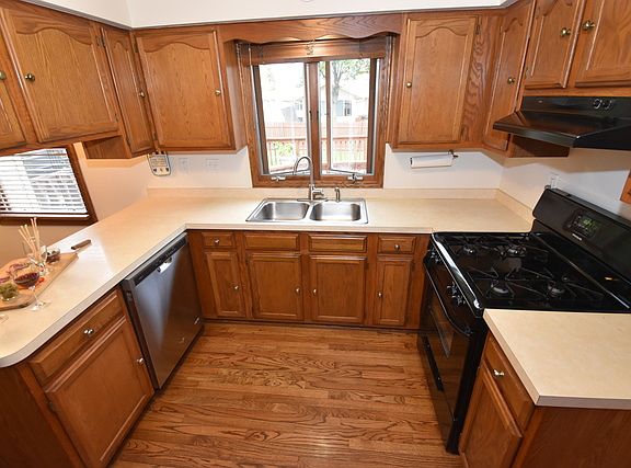 3rd image of 1091 Emerald Dr