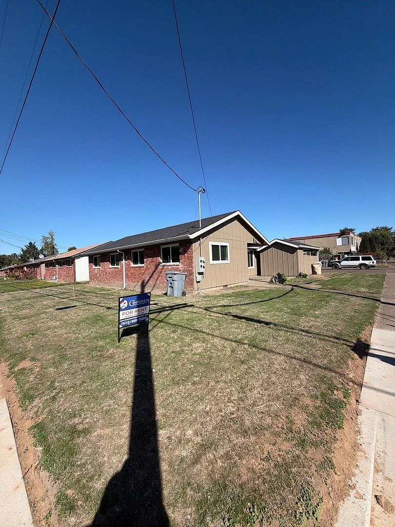 2 bed, 1.0 bath, 749 sqft, $1,645 — Photo 2