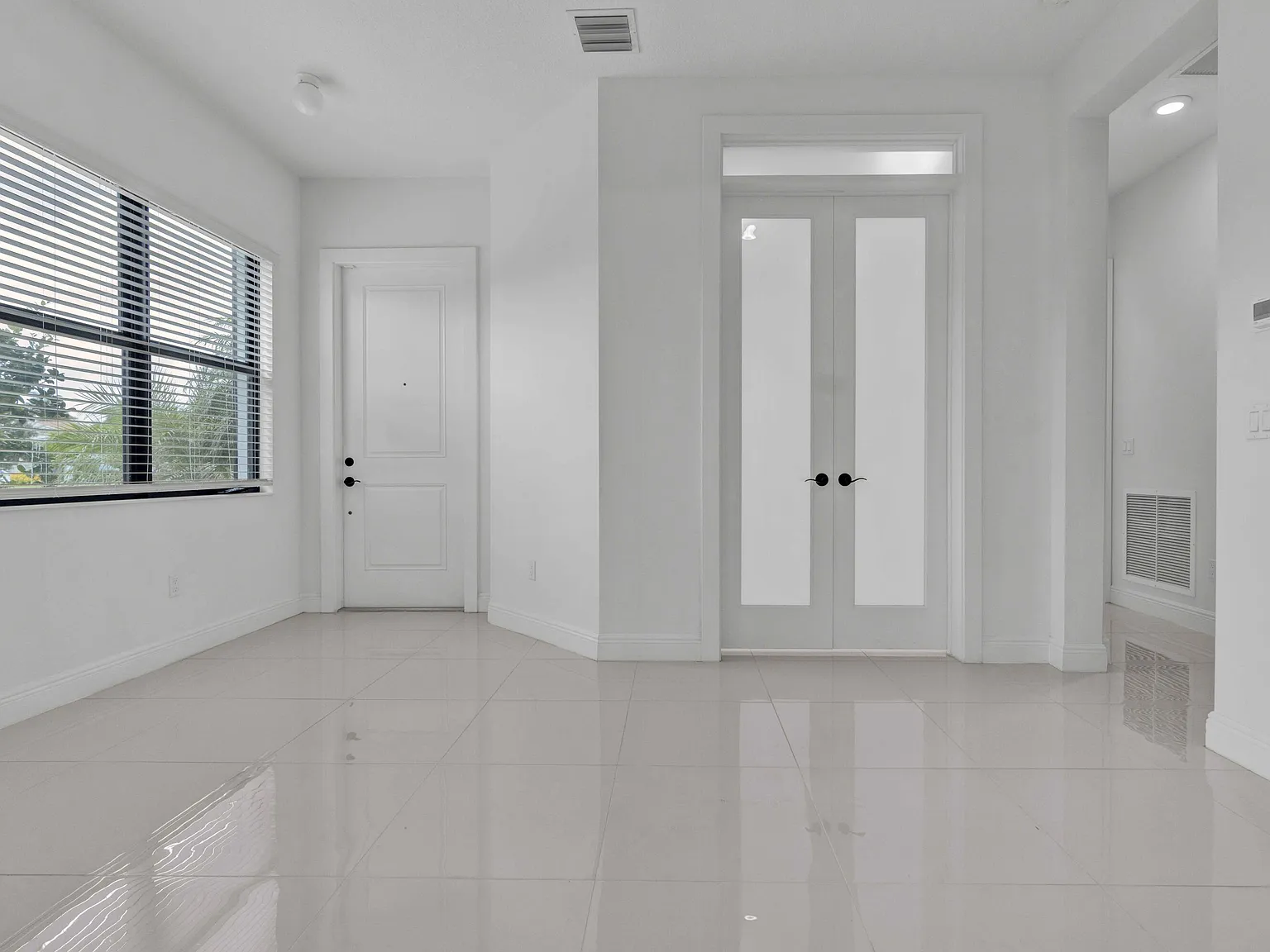 3 bed, 2.0 bath, 1855 sqft, $3,200 — Photo 3