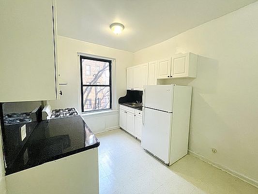 5th image of 4863 Broadway APT 3o