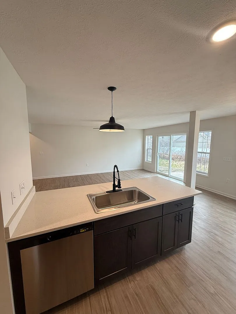 Brand New 3 Bed townhome — Photo 3