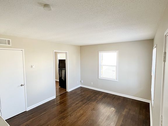 4th image of 9512 Charlotte St #9512