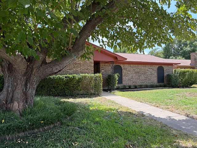 3 bed, 1591 sqft, $2,100 — Photo 1
