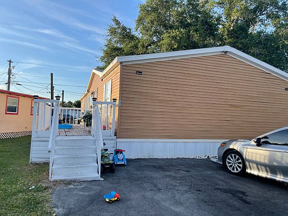 3rd image of 121 Newbury Dr