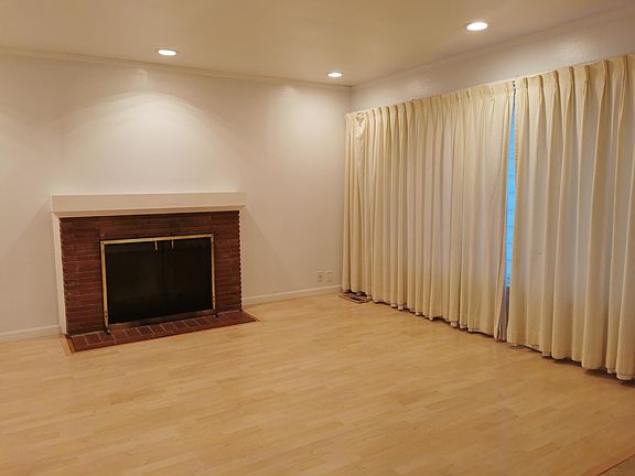 3rd image of 390 Dennis Ave