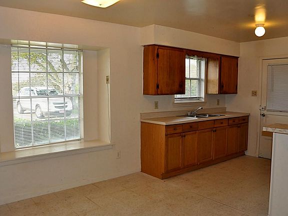 kitchen 10 x 10 / breakfast combo very open