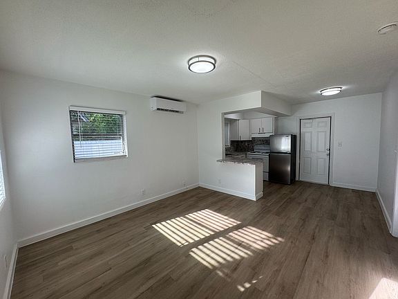 3rd image of 1045 SE 15th St #3