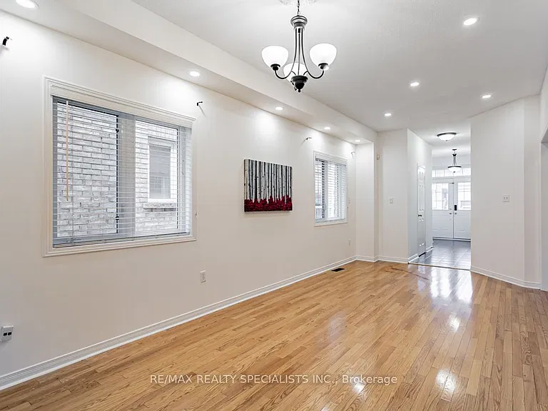 16 Evanwood Cres — Photo 4