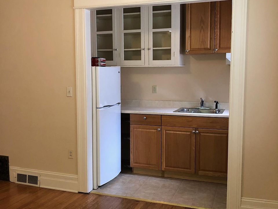 2nd image of 19 Buckingham St Unit A