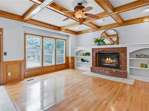 8346 Oakview Cir, Lenexa, KS 66215