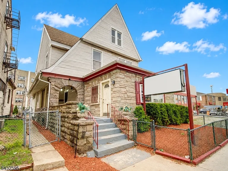 444 N Broad St — Photo 22