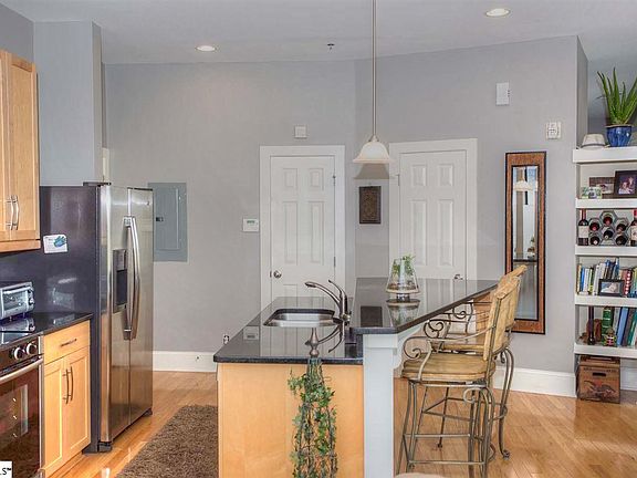 5th image of 301 Augusta St #303