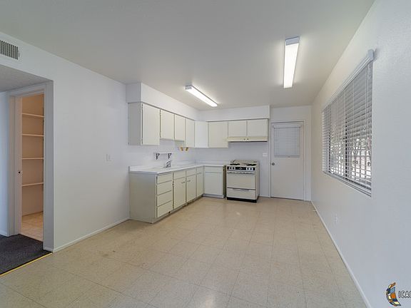 4th image of 821 W Holt Ave