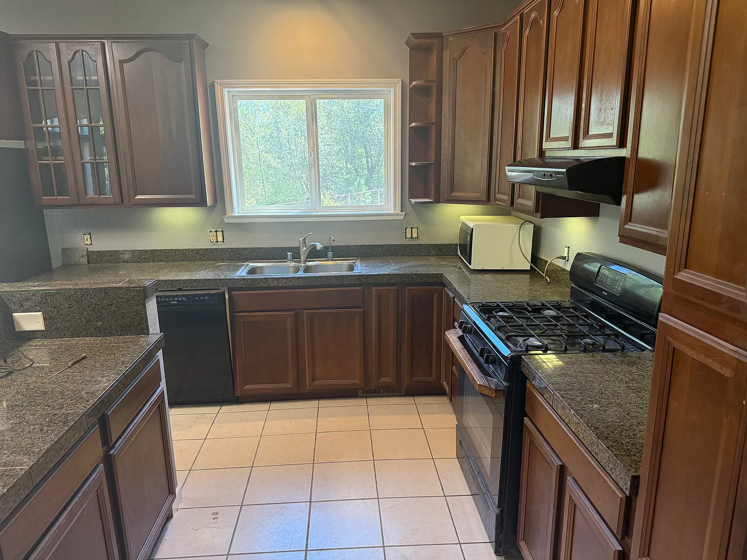 2 bed, 1000 sqft, $1,875 — Photo 3