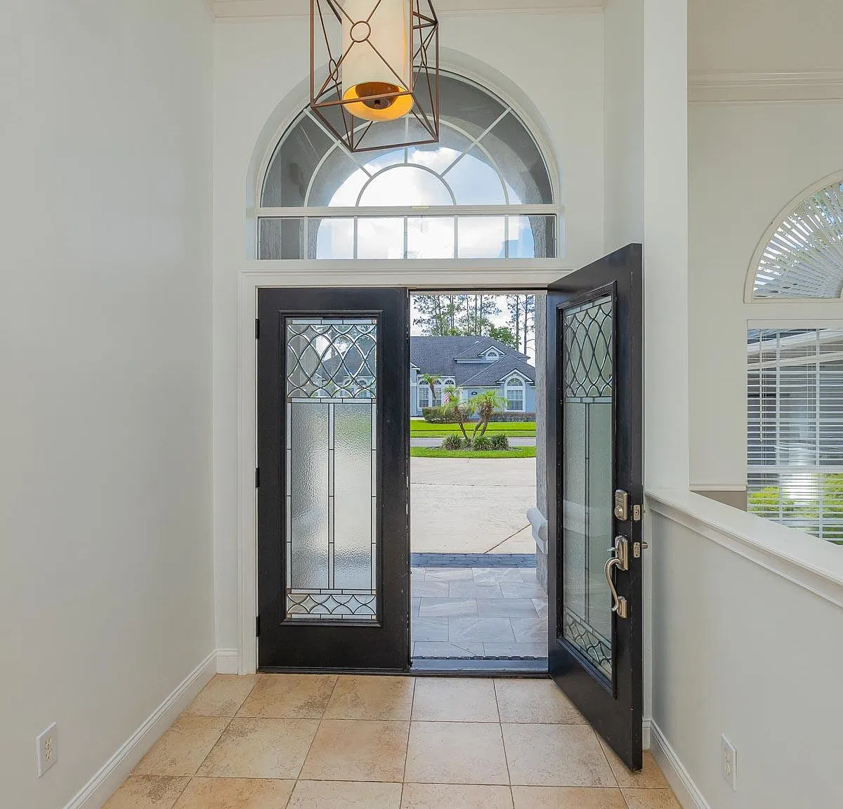 5 bed, 4.0 bath, 3585 sqft, $4,200 — Photo 4