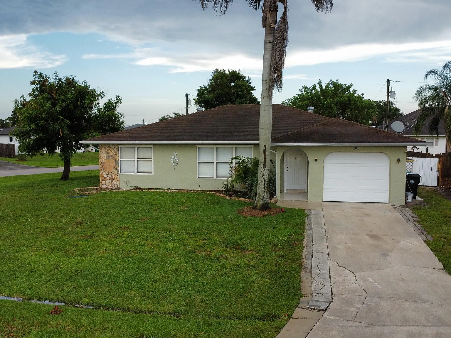3 bed, 2.0 bath, 1413 sqft, $2,200 — Photo 1