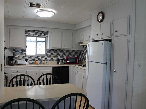4th image of 63 Saint John Ct