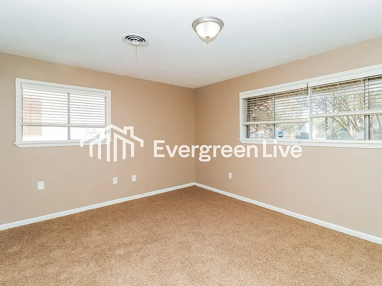 955 Briarwood Dr — Photo 8
