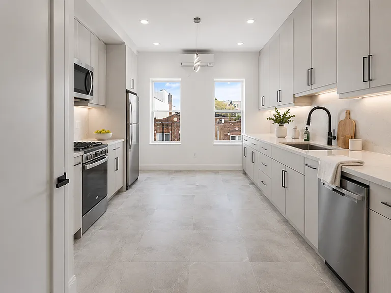 1738 E 4th St #2L — Photo 4